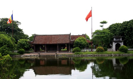 Chùa Keo - Nét đẹp ngàn xưa ảnh 1 Từ bên ngoài đi vào du khách sẽ bắt gặp một hồ nước, phía sau là Tam quan nội dẫn lối vào Chùa Phật và Đền Thánh.
