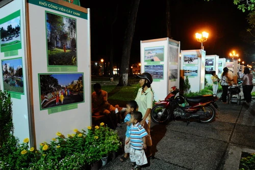 Xem triển lãm ảnh thành tựu phát triển của TP.HCM tại công viên trước Hội trường Thống Nhất - Ảnh: Thuận Thắng