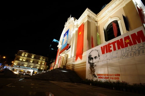 Nhà hát Lớn TP.HCM trang hoàng mừng Quốc khánh