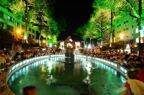 Người dân vui chơi tại công viên trước Nhà hát Lớn TP.HCM