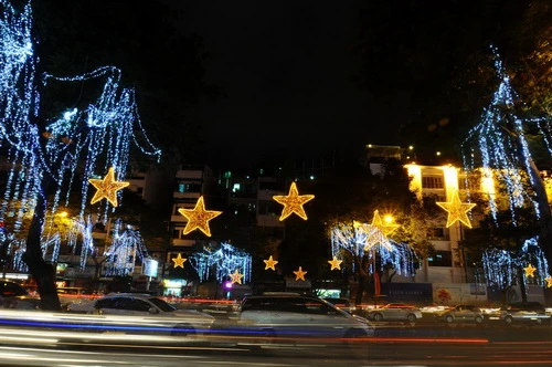 Trang hoàng đèn mừng Quốc khánh tại trung tâm TP.HCM