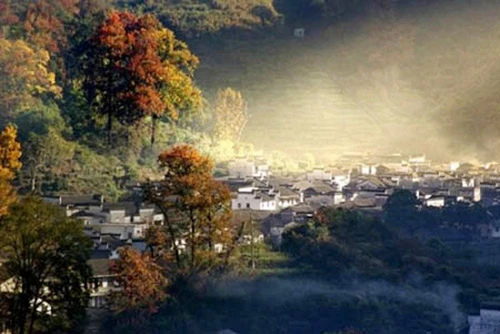 Lá phong đỏ trên núi Hương Sơn, Bắc Kinh. Ngắm lá bulo vàng rực vào cuối tháng 9, đầu tháng 10 ở vùng đồng cỏ Bá Thượng, tỉnh Hồ Bắc. Tới núi Tê Hà, Giang Tô, ngắm rừng phong đỏ rực vào cuối tháng 11, đầu tháng 12. Công viên rừng quốc gia ở Quảng Đông cũng là địa điểm thú vị để ngắm lá phong. Làng Changxi, huyện Vụ Nguyên, Giang Tây có vẻ đẹp ấn tượng của lá phong đỏ đối lập với vẻ cổ kính của những ngôi nhà theo kiến trúc Hồi. Khoảng tháng 12, rừng cây bạch quả chuyển màu vàng rượi tại làng Haiyang, tỉnh Quảng Tây. Miyaluo ở tỉnh Tứ Xuyên cũng là nơi tuyệt vời để ngắm lá phong, lá bulo, vào khoảng tháng 11 và 12. Thung lũng Jiuzhai, Tứ Xuyên có cảnh đẹp quyến rũ bởi màu sắc đối lập giữa lá phong đỏ và nước hồ trong xanh. Thời điểm lý tưởng nhất để ngắm cảnh là vào tháng 11. Rừng cây dương chuyển vàng rực vào tháng 11 ở Ejinaqi, Nội Mông.