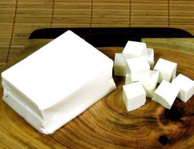 Thêm thạch cao vào đậu phụ có hại cho sức khỏe ảnh 1 Đậu phụ ngon có màu trắng kem, không mùi, cầm thấy mềm và dẻo tay. Ảnh: Internet