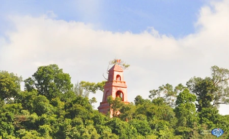 Tháp Điều Ngự tọa lạc trên đỉnh núi Túy Vân.