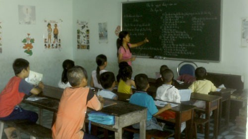 Cô Trâm dạy các em tập đọc Cô Trâm dạy các em tập đọc