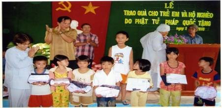 Đồng Tháp: Tặng quà cho người nghèo ảnh 1 tuthien .jpg