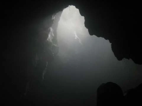 Cảnh âm u, mờ mịt của hang Cắc Cớ