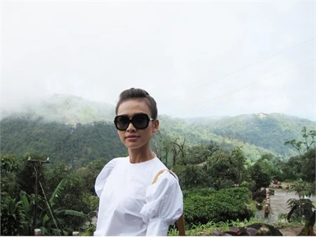 Dương Mỹ Linh mặt mộc thăm thú Myanmar