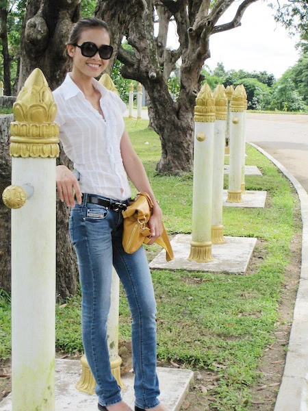 Dương Mỹ Linh mặt mộc thăm thú Myanmar