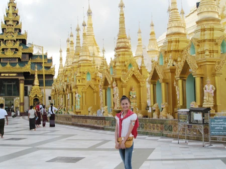Dương Mỹ Linh mặt mộc thăm thú Myanmar