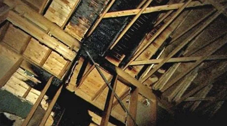 Phần nóc của ngôi chùa bị cháy xém. Ảnh: YLE.