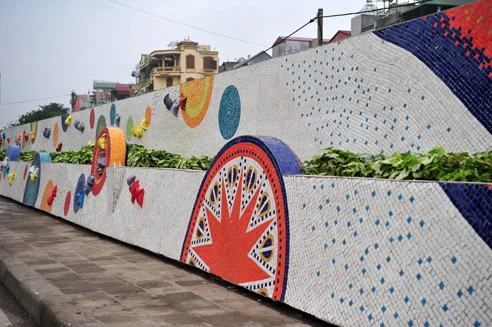 Bức tranh gốm dài nhất thế giới trên đường Yên Phụ (Hà Nội) do họa sĩ Nguyễn Thu Thủy thiết kế, chuẩn bị hoàn thành vào đầu tháng 10 nhân dịp kỷ niệm nghìn năm Thăng Long - Hà Nội Bức tranh gốm có 21 trường đoạn chạy dài từ cửa khẩu An Dương đến cửa khẩu Vạn Kiếp theo các chủ đề: tôn vinh di sản nghệ thuật của cha ông từ Đông Sơn qua Lý, Trần, Lê, Nguyễn; tái hiện các hoa văn đặc trưng và tiêu biểu trên thổ cẩm... Con đường gốm sứ đẹp đặc biệt bởi những bức tranh của các em nhỏ được các nghệ nhân gốm miêu tả lại Bức tranh gốm trên đường Yên Phụ Nhìn từ xa, con đường gốm sứ đẹp rực rỡ Hình ảnh nghìn năm Thăng Long - Hà Nội được in dấu Hình ảnh trống đồng cùng những họa tiết độc đáo Một cảm giác thư thái khi dạo qua