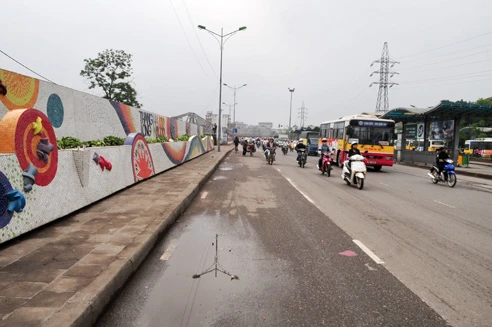 Bức tranh gốm dài nhất thế giới trên đường Yên Phụ (Hà Nội) do họa sĩ Nguyễn Thu Thủy thiết kế, chuẩn bị hoàn thành vào đầu tháng 10 nhân dịp kỷ niệm nghìn năm Thăng Long - Hà Nội Bức tranh gốm có 21 trường đoạn chạy dài từ cửa khẩu An Dương đến cửa khẩu Vạn Kiếp theo các chủ đề: tôn vinh di sản nghệ thuật của cha ông từ Đông Sơn qua Lý, Trần, Lê, Nguyễn; tái hiện các hoa văn đặc trưng và tiêu biểu trên thổ cẩm... Con đường gốm sứ đẹp đặc biệt bởi những bức tranh của các em nhỏ được các nghệ nhân gốm miêu tả lại Bức tranh gốm trên đường Yên Phụ Nhìn từ xa, con đường gốm sứ đẹp rực rỡ Hình ảnh nghìn năm Thăng Long - Hà Nội được in dấu Hình ảnh trống đồng cùng những họa tiết độc đáo Một cảm giác thư thái khi dạo qua