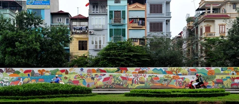 Bức tranh gốm dài nhất thế giới trên đường Yên Phụ (Hà Nội) do họa sĩ Nguyễn Thu Thủy thiết kế, chuẩn bị hoàn thành vào đầu tháng 10 nhân dịp kỷ niệm nghìn năm Thăng Long - Hà Nội Bức tranh gốm có 21 trường đoạn chạy dài từ cửa khẩu An Dương đến cửa khẩu Vạn Kiếp theo các chủ đề: tôn vinh di sản nghệ thuật của cha ông từ Đông Sơn qua Lý, Trần, Lê, Nguyễn; tái hiện các hoa văn đặc trưng và tiêu biểu trên thổ cẩm... Con đường gốm sứ đẹp đặc biệt bởi những bức tranh của các em nhỏ được các nghệ nhân gốm miêu tả lại Bức tranh gốm trên đường Yên Phụ Nhìn từ xa, con đường gốm sứ đẹp rực rỡ Hình ảnh nghìn năm Thăng Long - Hà Nội được in dấu Hình ảnh trống đồng cùng những họa tiết độc đáo Một cảm giác thư thái khi dạo qua