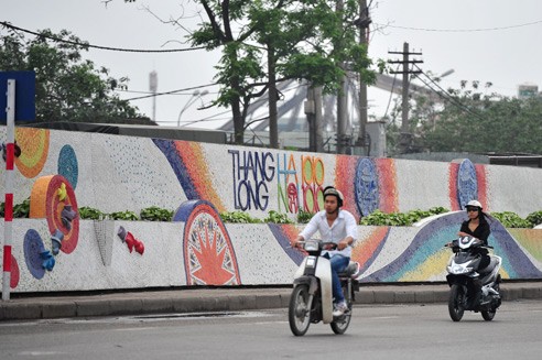 Bức tranh gốm dài nhất thế giới trên đường Yên Phụ (Hà Nội) do họa sĩ Nguyễn Thu Thủy thiết kế, chuẩn bị hoàn thành vào đầu tháng 10 nhân dịp kỷ niệm nghìn năm Thăng Long - Hà Nội Bức tranh gốm có 21 trường đoạn chạy dài từ cửa khẩu An Dương đến cửa khẩu Vạn Kiếp theo các chủ đề: tôn vinh di sản nghệ thuật của cha ông từ Đông Sơn qua Lý, Trần, Lê, Nguyễn; tái hiện các hoa văn đặc trưng và tiêu biểu trên thổ cẩm... Con đường gốm sứ đẹp đặc biệt bởi những bức tranh của các em nhỏ được các nghệ nhân gốm miêu tả lại Bức tranh gốm trên đường Yên Phụ Nhìn từ xa, con đường gốm sứ đẹp rực rỡ Hình ảnh nghìn năm Thăng Long - Hà Nội được in dấu Hình ảnh trống đồng cùng những họa tiết độc đáo Một cảm giác thư thái khi dạo qua Bức tranh gốm dài nhất thế giới trên đường Yên Phụ (Hà Nội) do họa sĩ Nguyễn Thu Thủy thiết kế, chuẩn bị hoàn thành vào đầu tháng 10 nhân dịp kỷ niệm nghìn năm Thăng Long - Hà Nội Bức tranh gốm có 21 trường đoạn chạy dài từ cửa khẩu An Dương đến cửa khẩu Vạn Kiếp theo các chủ đề: tôn vinh di sản nghệ thuật của cha ông từ Đông Sơn qua Lý, Trần, Lê, Nguyễn; tái hiện các hoa văn đặc trưng và tiêu biểu trên thổ cẩm... Con đường gốm sứ đẹp đặc biệt bởi những bức tranh của các em nhỏ được các nghệ nhân gốm miêu tả lại Bức tranh gốm trên đường Yên Phụ Nhìn từ xa, con đường gốm sứ đẹp rực rỡ Hình ảnh nghìn năm Thăng Long - Hà Nội được in dấu Hình ảnh trống đồng cùng những họa tiết độc đáo Một cảm giác thư thái khi dạo qua