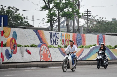 Bức tranh gốm dài nhất thế giới trên đường Yên Phụ (Hà Nội) do họa sĩ Nguyễn Thu Thủy thiết kế, chuẩn bị hoàn thành vào đầu tháng 10 nhân dịp kỷ niệm nghìn năm Thăng Long - Hà Nội Bức tranh gốm có 21 trường đoạn chạy dài từ cửa khẩu An Dương đến cửa khẩu Vạn Kiếp theo các chủ đề: tôn vinh di sản nghệ thuật của cha ông từ Đông Sơn qua Lý, Trần, Lê, Nguyễn; tái hiện các hoa văn đặc trưng và tiêu biểu trên thổ cẩm... Con đường gốm sứ đẹp đặc biệt bởi những bức tranh của các em nhỏ được các nghệ nhân gốm miêu tả lại Bức tranh gốm trên đường Yên Phụ Nhìn từ xa, con đường gốm sứ đẹp rực rỡ Hình ảnh nghìn năm Thăng Long - Hà Nội được in dấu Hình ảnh trống đồng cùng những họa tiết độc đáo Một cảm giác thư thái khi dạo qua