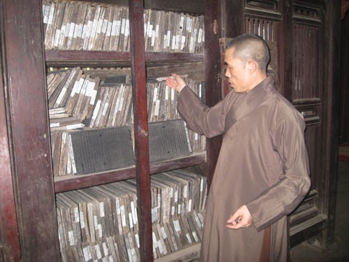 Đại đức Thích Thanh Vịnh bên kho sách cổ. d