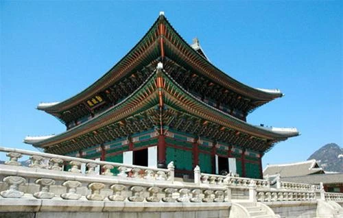 Đại sảnh Geunjeongjeon được xây chủ yếu bằng gỗ, vươn lên trên khoảng sân lớn hình chữ nhật, rải rác với những khối đá đẽo. Những người thợ xây đã chủ ý sử dụng đá đẽo ráp để làm giảm độ chói