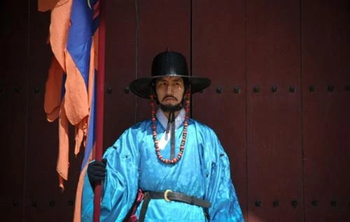 Lính gác theo nghi thức đứng trước Heungnyemun, cổng trong thứ hai của cung điện Gyeongbok
