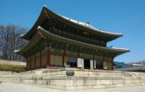 Với vẻ lộng lẫy của mình, Injeongjeon là trung tâm của cung Changdeok. Các phái viên nước ngoài từng được tiếp đón ở đây và xưa kia đây cũng là nơi tiến hành các vấn đề lớn của nhà nước. Sàn của đại sảnh này từng được bao phủ bởi các khối đất sét nung nhưng sau đó đã bị biến đổi thành phong cách phương Tây vào năm 1908. Ngày nay nó được bao phủ bằng sàn gỗ