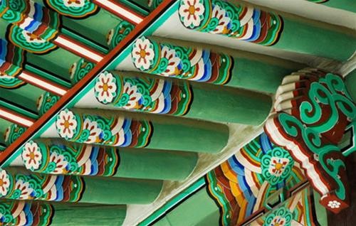 Phương pháp phối màu trang trí truyền thống của Hàn Quốc Dancheong bao gồm năm màu cơ bản: màu xanh (phía đông), trắng (tây), đỏ (nam), đen (bắc) và vàng (trung tâm). Dancheong đại diện cho cấp bậc và địa vị xã hội và biểu thị một số ý nghĩa tượng trưng. Nó cũng được sử dụng để bảo vệ bề mặt của tòa nhà trước các thay đổi nhiệt độ bất thường và giúp các cấu trúc hài hòa với môi trường xung quanh Phương pháp phối màu trang trí truyền thống của Hàn Quốc Dancheong bao gồm năm màu cơ bản: màu xanh (phía đông), trắng (tây), đỏ (nam), đen (bắc) và vàng (trung tâm). Dancheong đại diện cho cấp bậc và địa vị xã hội và biểu thị một số ý nghĩa tượng trưng. Nó cũng được sử dụng để bảo vệ bề mặt của tòa nhà trước các thay đổi nhiệt độ bất thường và giúp các cấu trúc hài hòa với môi trường xung quanh