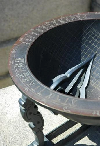 Đồng hồ mặt trời và nước thông minh này được Jang Yeong Sil phát minh vào năm 1834 dưới sự cai trị của vua Sejong. Thiết kế tròn cũng là một dấu hiệu cho thấy các nhà khoa học triều đại Joseon có thể đọc chính xác chuyển động của Mặt trời vào thời điểm đó và cũng biết thực tế Trái đất dạng hình tròn