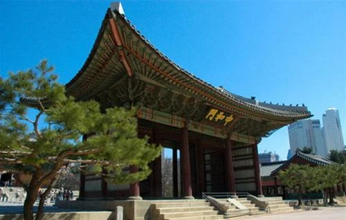 Cổng Junghwamun cao ngất, bảo vệ đại sảnh Junghwajeon, cấu trúc đẹp này thường là điểm dừng chân đầu tiên của mọi tour tham quan cung điện. Đây cũng là một trong những ví dụ đẹp nhất và cổ điển về sự gặp gỡ giữa cũ và mới với các tòa nhà chọc trời hiện đại xa xa thấp thoáng ở phía sau