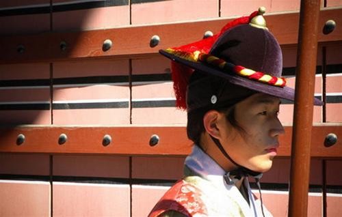 Lính bảo vệ cung đứng ở cổng trước Daehanmun trước nghi lễ đổi gác. Nghi lễ này được thực hiện từ năm 1996, ba lần một ngày từ 10g30-11g, 14g-14g30 và 15g30-16g Lính bảo vệ cung đứng ở cổng trước Daehanmun trước nghi lễ đổi gác. Nghi lễ này được thực hiện từ năm 1996, ba lần một ngày từ 10g30-11g, 14g-14g30 và 15g30-16g