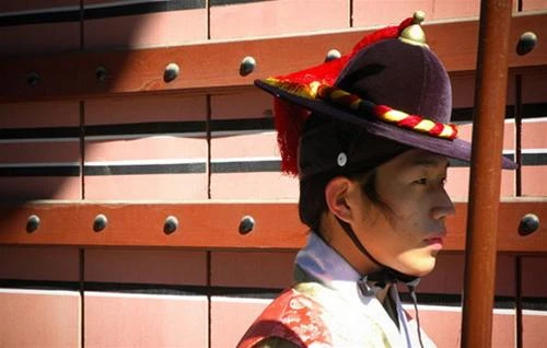 Lính bảo vệ cung đứng ở cổng trước Daehanmun trước nghi lễ đổi gác. Nghi lễ này được thực hiện từ năm 1996, ba lần một ngày từ 10g30-11g, 14g-14g30 và 15g30-16g