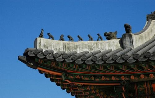 Đây là những kiểu đánh dấu truyền thống trên đỉnh Hamnyeongjeon, nơi ngủ của vua Gojong. Các vị thần động vật, nhiều trong số đó thuộc 12 con giáp, có trách nhiệm xua đuổi tà ma, bảo vệ các thành viên hoàng gia ở bên trong. Vua Gojong qua đời tại đây vào năm 1919 khi 68 tuổi, Hamnyeongjeon giữ vai trò là phòng quan tài hoàng gia và phòng linh hồn nơi đặt bài vị tưởng niệm của vua Đây là những kiểu đánh dấu truyền thống trên đỉnh Hamnyeongjeon, nơi ngủ của vua Gojong. Các vị thần động vật, nhiều trong số đó thuộc 12 con giáp, có trách nhiệm xua đuổi tà ma, bảo vệ các thành viên hoàng gia ở bên trong. Vua Gojong qua đời tại đây vào năm 1919 khi 68 tuổi, Hamnyeongjeon giữ vai trò là phòng quan tài hoàng gia và phòng linh hồn nơi đặt bài vị tưởng niệm của vua