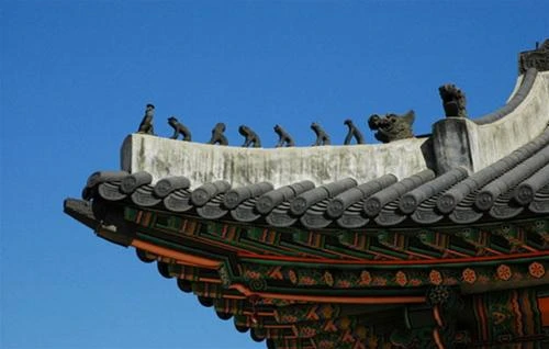 Đây là những kiểu đánh dấu truyền thống trên đỉnh Hamnyeongjeon, nơi ngủ của vua Gojong. Các vị thần động vật, nhiều trong số đó thuộc 12 con giáp, có trách nhiệm xua đuổi tà ma, bảo vệ các thành viên hoàng gia ở bên trong. Vua Gojong qua đời tại đây vào năm 1919 khi 68 tuổi, Hamnyeongjeon giữ vai trò là phòng quan tài hoàng gia và phòng linh hồn nơi đặt bài vị tưởng niệm của vua