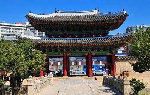 Honghwamun là cổng chính sặc sỡ ở phía trước của cung Changgyeong. Những mái cong cong tao nhã và mái hiên lật ngược đại diện cho lối kiến trúc bằng gỗ thế kỷ 17 Honghwamun là cổng chính sặc sỡ ở phía trước của cung Changgyeong. Những mái cong cong tao nhã và mái hiên lật ngược đại diện cho lối kiến trúc bằng gỗ thế kỷ 17