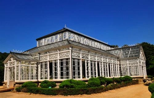 Nhà kính trong cung Changgyeong là nhà kính theo phong cách phương Tây hiện đại đầu tiên ở Hàn Quốc, được xây dựng vào năm 1907 và vẫn mang đậm phong cách Victoria phổ biến thời bấy giờ. Mái vòm cuốn sắc nhọn và khung cửa sổ được xây dựng bằng các khung gỗ dài và mỏng, sau đó chèn các tấm kính vào bên trong. Tòa nhà có một đài phun nước kiểu thời Phục hưng đích thực và khu vườn như mê cung ở phía trước