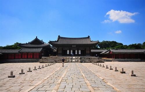 Myeongjeongjeon, đại sảnh của cung Changgyeong, được xây dựng trong năm thứ 14 của triều đại vua Seongjong (1483) và vẫn là đại sảnh lâu đời nhất trong số tất cả các cung điện của Hàn Quốc. Không giống các cung điện lân cận, nó có một mái và quay mặt về phía đông Myeongjeongjeon, đại sảnh của cung Changgyeong, được xây dựng trong năm thứ 14 của triều đại vua Seongjong (1483) và vẫn là đại sảnh lâu đời nhất trong số tất cả các cung điện của Hàn Quốc. Không giống các cung điện lân cận, nó có một mái và quay mặt về phía đông