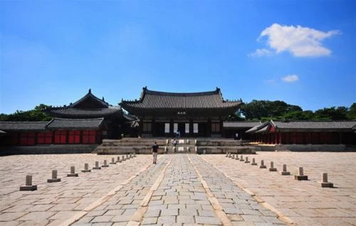 Myeongjeongjeon, đại sảnh của cung Changgyeong, được xây dựng trong năm thứ 14 của triều đại vua Seongjong (1483) và vẫn là đại sảnh lâu đời nhất trong số tất cả các cung điện của Hàn Quốc. Không giống các cung điện lân cận, nó có một mái và quay mặt về phía đông