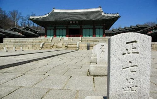 Sảnh chính Sungjeongjeon là nơi tổ chức các nghi lễ chính thức thời xưa. Dọc lối đi rải đá là mộ của các thần dân cũ của nhà vua.