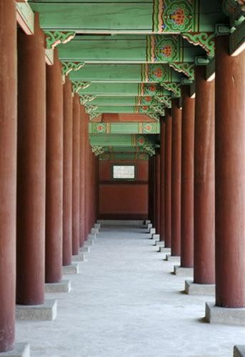 Những cây cột gỗ uy nghi chạy dọc thành hai hàng trong sân chính. Dầm mái được thiết kế theo lối phối màu trang trí Dancheong Những cây cột gỗ uy nghi chạy dọc thành hai hàng trong sân chính. Dầm mái được thiết kế theo lối phối màu trang trí Dancheong