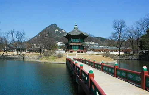 Cung Gyeongbok bao gồm 11 tòa nhà ở các vị trí khác nhau như cổng chính, sân trước, sân sau. Nằm trên một hòn đảo nhỏ trong khu vườn phía sau khu nhà ở của thê thiếp là tòa nhà hai tầng nhỏ hình lục giác Hyangwonjeong. Trong khi phòng tiệc hoàng gia Gyeonghoeru được xây bằng gỗ và đá có vẻ “nam tính”, tráng lệ thì Hyangwonjeong dường như kín đáo hơn - gần như “nữ tính” và riêng tư khi đem so sánh Cung Gyeongbok bao gồm 11 tòa nhà ở các vị trí khác nhau như cổng chính, sân trước, sân sau. Nằm trên một hòn đảo nhỏ trong khu vườn phía sau khu nhà ở của thê thiếp là tòa nhà hai tầng nhỏ hình lục giác Hyangwonjeong. Trong khi phòng tiệc hoàng gia Gyeonghoeru được xây bằng gỗ và đá có vẻ “nam tính”, tráng lệ thì Hyangwonjeong dường như kín đáo hơn - gần như “nữ tính” và riêng tư khi đem so sánh