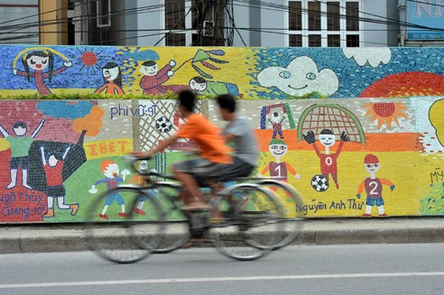 Bức tranh gốm dài nhất thế giới trên đường Yên Phụ (Hà Nội) do họa sĩ Nguyễn Thu Thủy thiết kế, chuẩn bị hoàn thành vào đầu tháng 10 nhân dịp kỷ niệm nghìn năm Thăng Long - Hà Nội Bức tranh gốm có 21 trường đoạn chạy dài từ cửa khẩu An Dương đến cửa khẩu Vạn Kiếp theo các chủ đề: tôn vinh di sản nghệ thuật của cha ông từ Đông Sơn qua Lý, Trần, Lê, Nguyễn; tái hiện các hoa văn đặc trưng và tiêu biểu trên thổ cẩm... Con đường gốm sứ đẹp đặc biệt bởi những bức tranh của các em nhỏ được các nghệ nhân gốm miêu tả lại Bức tranh gốm trên đường Yên Phụ Nhìn từ xa, con đường gốm sứ đẹp rực rỡ Hình ảnh nghìn năm Thăng Long - Hà Nội được in dấu Hình ảnh trống đồng cùng những họa tiết độc đáo Một cảm giác thư thái khi dạo qua