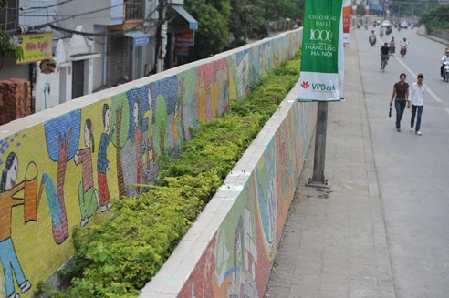 Bức tranh gốm dài nhất thế giới trên đường Yên Phụ (Hà Nội) do họa sĩ Nguyễn Thu Thủy thiết kế, chuẩn bị hoàn thành vào đầu tháng 10 nhân dịp kỷ niệm nghìn năm Thăng Long - Hà Nội Bức tranh gốm có 21 trường đoạn chạy dài từ cửa khẩu An Dương đến cửa khẩu Vạn Kiếp theo các chủ đề: tôn vinh di sản nghệ thuật của cha ông từ Đông Sơn qua Lý, Trần, Lê, Nguyễn; tái hiện các hoa văn đặc trưng và tiêu biểu trên thổ cẩm... Con đường gốm sứ đẹp đặc biệt bởi những bức tranh của các em nhỏ được các nghệ nhân gốm miêu tả lại Bức tranh gốm trên đường Yên Phụ Nhìn từ xa, con đường gốm sứ đẹp rực rỡ Hình ảnh nghìn năm Thăng Long - Hà Nội được in dấu Hình ảnh trống đồng cùng những họa tiết độc đáo Một cảm giác thư thái khi dạo qua