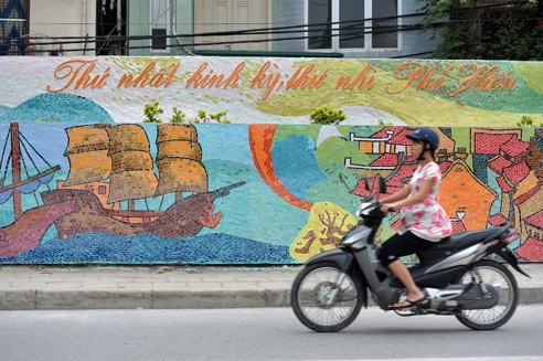 Bức tranh gốm dài nhất thế giới trên đường Yên Phụ (Hà Nội) do họa sĩ Nguyễn Thu Thủy thiết kế, chuẩn bị hoàn thành vào đầu tháng 10 nhân dịp kỷ niệm nghìn năm Thăng Long - Hà Nội Bức tranh gốm có 21 trường đoạn chạy dài từ cửa khẩu An Dương đến cửa khẩu Vạn Kiếp theo các chủ đề: tôn vinh di sản nghệ thuật của cha ông từ Đông Sơn qua Lý, Trần, Lê, Nguyễn; tái hiện các hoa văn đặc trưng và tiêu biểu trên thổ cẩm... Con đường gốm sứ đẹp đặc biệt bởi những bức tranh của các em nhỏ được các nghệ nhân gốm miêu tả lại Bức tranh gốm trên đường Yên Phụ Nhìn từ xa, con đường gốm sứ đẹp rực rỡ Hình ảnh nghìn năm Thăng Long - Hà Nội được in dấu Hình ảnh trống đồng cùng những họa tiết độc đáo Một cảm giác thư thái khi dạo qua Bức tranh gốm dài nhất thế giới trên đường Yên Phụ (Hà Nội) do họa sĩ Nguyễn Thu Thủy thiết kế, chuẩn bị hoàn thành vào đầu tháng 10 nhân dịp kỷ niệm nghìn năm Thăng Long - Hà Nội Bức tranh gốm có 21 trường đoạn chạy dài từ cửa khẩu An Dương đến cửa khẩu Vạn Kiếp theo các chủ đề: tôn vinh di sản nghệ thuật của cha ông từ Đông Sơn qua Lý, Trần, Lê, Nguyễn; tái hiện các hoa văn đặc trưng và tiêu biểu trên thổ cẩm... Con đường gốm sứ đẹp đặc biệt bởi những bức tranh của các em nhỏ được các nghệ nhân gốm miêu tả lại Bức tranh gốm trên đường Yên Phụ Nhìn từ xa, con đường gốm sứ đẹp rực rỡ Hình ảnh nghìn năm Thăng Long - Hà Nội được in dấu Hình ảnh trống đồng cùng những họa tiết độc đáo Một cảm giác thư thái khi dạo qua