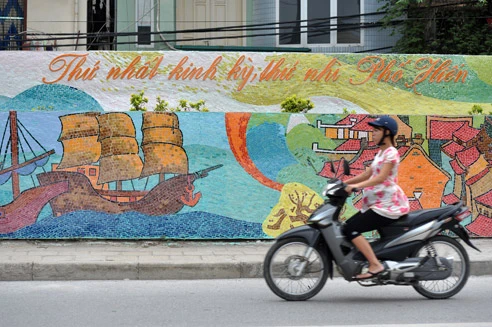 Bức tranh gốm dài nhất thế giới trên đường Yên Phụ (Hà Nội) do họa sĩ Nguyễn Thu Thủy thiết kế, chuẩn bị hoàn thành vào đầu tháng 10 nhân dịp kỷ niệm nghìn năm Thăng Long - Hà Nội Bức tranh gốm có 21 trường đoạn chạy dài từ cửa khẩu An Dương đến cửa khẩu Vạn Kiếp theo các chủ đề: tôn vinh di sản nghệ thuật của cha ông từ Đông Sơn qua Lý, Trần, Lê, Nguyễn; tái hiện các hoa văn đặc trưng và tiêu biểu trên thổ cẩm... Con đường gốm sứ đẹp đặc biệt bởi những bức tranh của các em nhỏ được các nghệ nhân gốm miêu tả lại Bức tranh gốm trên đường Yên Phụ Nhìn từ xa, con đường gốm sứ đẹp rực rỡ Hình ảnh nghìn năm Thăng Long - Hà Nội được in dấu Hình ảnh trống đồng cùng những họa tiết độc đáo Một cảm giác thư thái khi dạo qua