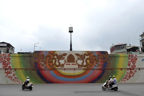 Bức tranh gốm dài nhất thế giới trên đường Yên Phụ (Hà Nội) do họa sĩ Nguyễn Thu Thủy thiết kế, chuẩn bị hoàn thành vào đầu tháng 10 nhân dịp kỷ niệm nghìn năm Thăng Long - Hà Nội Bức tranh gốm có 21 trường đoạn chạy dài từ cửa khẩu An Dương đến cửa khẩu Vạn Kiếp theo các chủ đề: tôn vinh di sản nghệ thuật của cha ông từ Đông Sơn qua Lý, Trần, Lê, Nguyễn; tái hiện các hoa văn đặc trưng và tiêu biểu trên thổ cẩm... Con đường gốm sứ đẹp đặc biệt bởi những bức tranh của các em nhỏ được các nghệ nhân gốm miêu tả lại Bức tranh gốm trên đường Yên Phụ Nhìn từ xa, con đường gốm sứ đẹp rực rỡ Hình ảnh nghìn năm Thăng Long - Hà Nội được in dấu Hình ảnh trống đồng cùng những họa tiết độc đáo Một cảm giác thư thái khi dạo qua