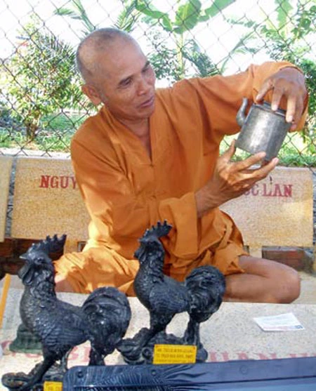 Thầy Minh Quang bên những mẫu vật tìm thấy trong quá trình đào móng cắm cừ