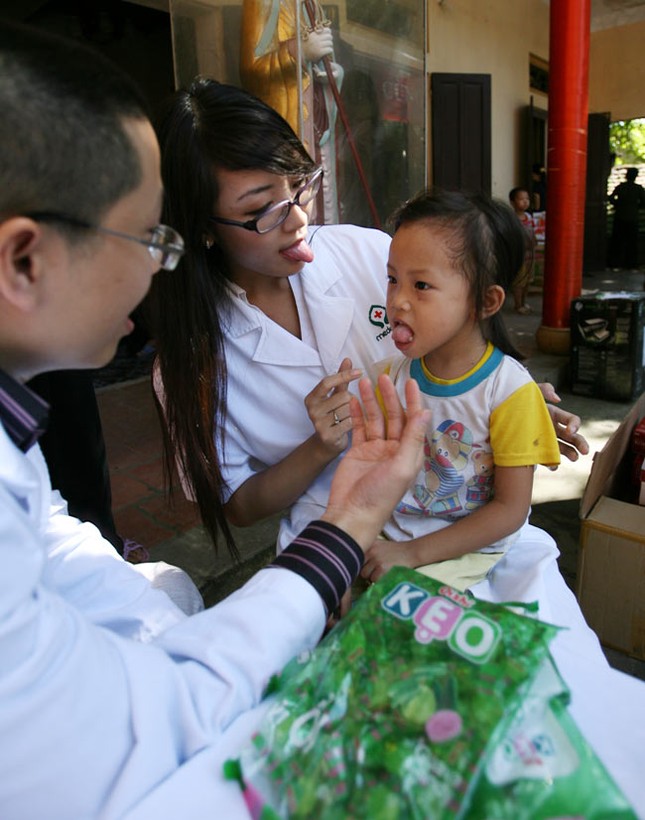 Á hậu Thùy Trang phá cỗ Trung thu cùng các bé mồ côi, Thời trang, thoi trang, hoa hau, a hau, thuy trang, ha nam, tu thien