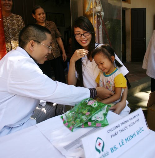 Á hậu Thùy Trang phá cỗ Trung thu cùng các bé mồ côi, Thời trang, thoi trang, hoa hau, a hau, thuy trang, ha nam, tu thien