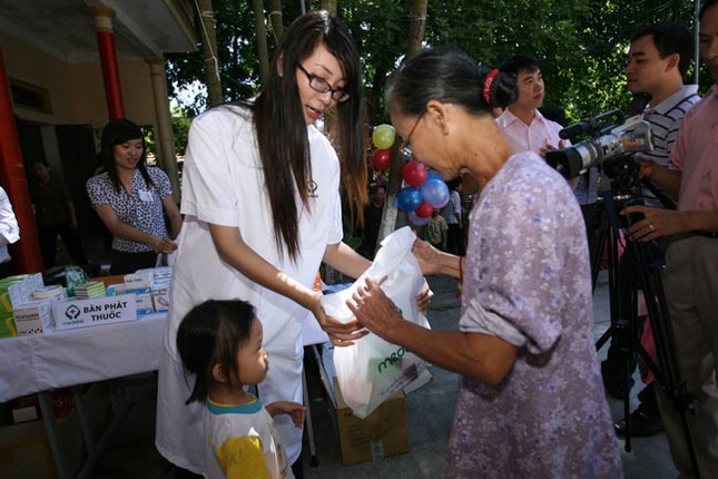 Á hậu Thùy Trang phá cỗ Trung thu cùng các bé mồ côi, Thời trang, thoi trang, hoa hau, a hau, thuy trang, ha nam, tu thien