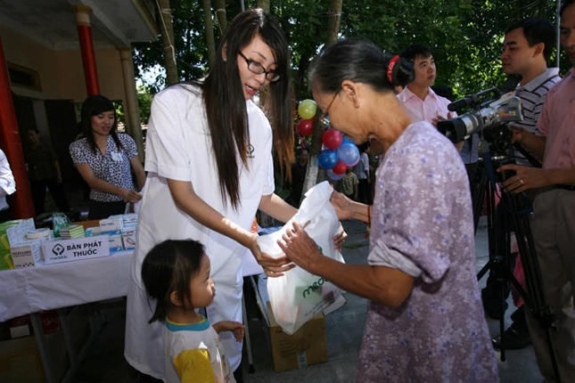 Á hậu Thùy Trang phá cỗ Trung thu cùng các bé mồ côi, Thời trang, thoi trang, hoa hau, a hau, thuy trang, ha nam, tu thien