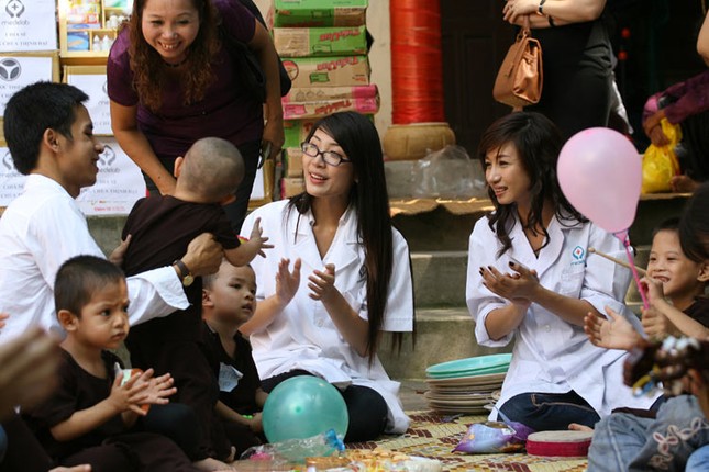 Á hậu Thùy Trang phá cỗ Trung thu cùng các bé mồ côi, Thời trang, thoi trang, hoa hau, a hau, thuy trang, ha nam, tu thien