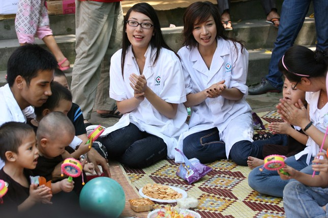 Á hậu Thùy Trang phá cỗ Trung thu cùng các bé mồ côi, Thời trang, thoi trang, hoa hau, a hau, thuy trang, ha nam, tu thien